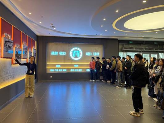 大厅里的人们AI 生成的内容可能不正确。 大厅里的人们AI 生成的内容可能不正确。